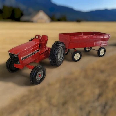 Vintage ERTL International Red Farm Row Tractor #415 & Trailer 1:16 Made in USA - Image 1 of 4