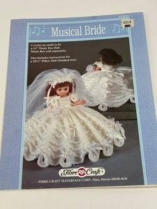 Fibre Craft FCM232 Musical Braut Puppe Outfit Häkelanleitung - Bild 1 von 3