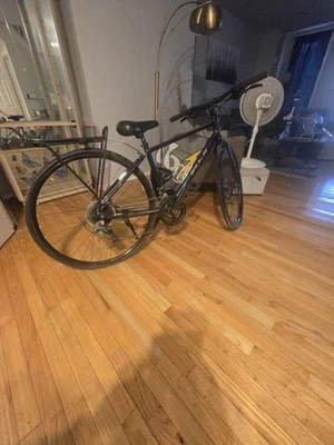 Bicicleta híbrida Fuji Absolute, probablemente una 1.9 conocida por su versatilidad y velocidad Foto 1 de 4