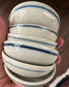 6 Vintage Steinzeug Butter Pat Gewürz oder Salz Schalen blaue Streifen 2,25" - Bild 1 von 12