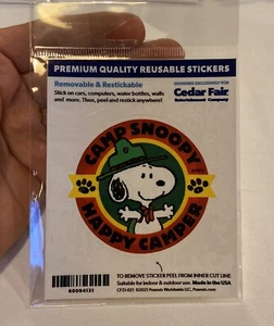 Adesivo riutilizzabile Peanuts Snoopy ""Camp Snoopy Happy Camper"" nuovo con scatola fiera del cedro - Foto 1 di 3
