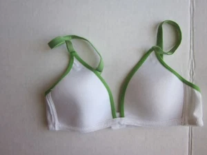 New $12.00 MAIDENFORM Girls Comfort Bra - Molded Cups - Size: 30A - Picture 1 of 1