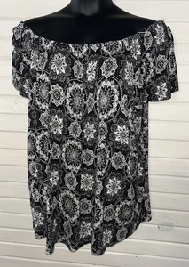 Camiseta deportiva tejida Torrid talla PLUS 3 3X fuera del hombro negra blanca medallón usada en excelente estado - Imagen 1 de 10