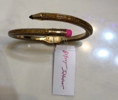 Brazalete Betsey Johnson Book Smart Dorado Brillo Esmalte Lápiz Bypass Bisagras Nuevo con Etiquetas Foto 1 de 4