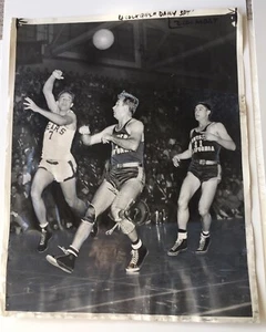 1949 Cal Bears vs USC Trojans baloncesto foto de prensa original Bill Sharman - Imagen 1 de 2