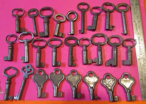 LOT OF 26 SMALL LITTLE VINTAGE OPEN BARREL SKELETON KEYS DRESSER ZAA26 ANTIQUE - Picture 1 of 2