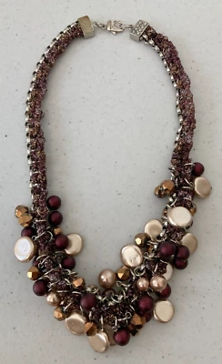 Collar de perlas St. John Knits de alta costura borgoña y oro Foto 1 de 4