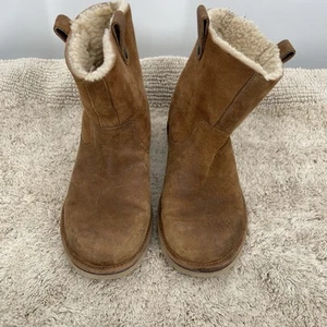 Bota de nieve UGG Classic de gamuza castaño resistente al agua para mujer W7 - Imagen 1 de 18