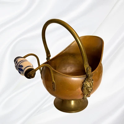 Lanzadera de carbón de latón con cabeza de león vintage con mango de porcelana Delft, 7" Foto 1 de 4