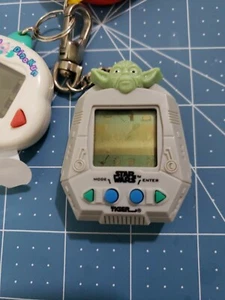 Tiger Electronics 1997 Star Wars Yoda GigaPet - probado + Rakuraku Dinokun - Imagen 1 de 7