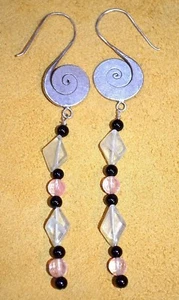 Handgefertigte handgefertigte Ohrringe Spirale Metall Fluorit Rosenquarz & Onyx Stein - Bild 1 von 1