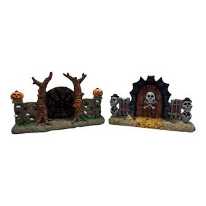 2 Aldea de Halloween Cerrada Pared de Roca y Puerta Árboles Espeluznantes Calabazas Esqueleto Decoración - Imagen 1 de 9