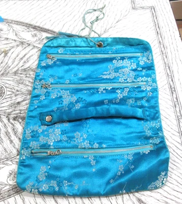 Bolsa de viaje cosmética de seda asiática China turquesa 3 cremalleras 4 compartimentos Foto 1 de 4