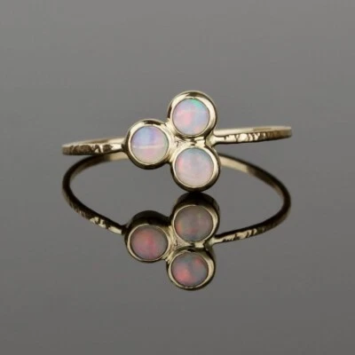 Delicado anillo de tres piedras enchapado en oro amarillo de 14K de ópalo de fuego natural en plata 925 Foto 1 de 4