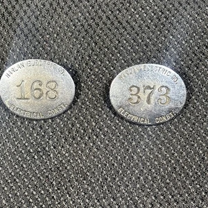 Harlan Electrical Construction Co. de colección Lote de 2 prendedores de insignia de identificación de empleado - Imagen 1 de 8