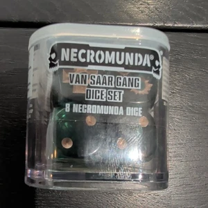 NECROMUNDA VAN SAAR GANG WÜRFEL SET GAMES WORKSHOP WARHAMMER 40K GAMES WORKSHOP - Bild 1 von 1