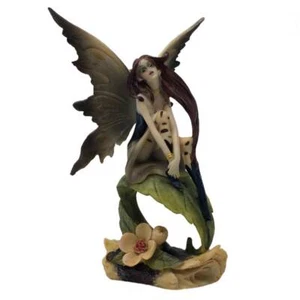 Waldelfe sitzt auf Blatt - Picture 1 of 1