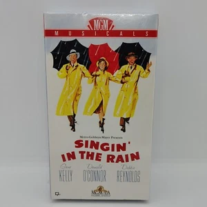 Singin’ in the Rain (VHS, 1992) – New Factory Sealed Classic MGM Musical Gene - Foto 1 di 5