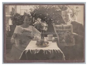 Frau & Mann lesen Berliner Lokal-Anzeiger Beilage Die Weite Welt - Foto - Picture 1 of 2