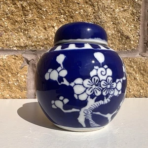 Antiguo tarro chino de jengibre Prunus y cubierta anillo azul marca a la base - Imagen 1 de 11