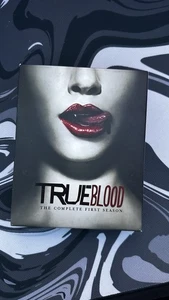 True Blood - The Complete First Season (Blu-ray Disc, 2014, 5-Disc Set) - Foto 1 di 5