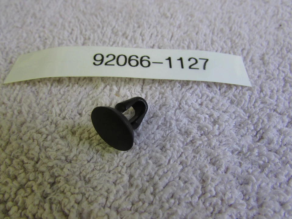 NOS KAWASAKI ZX1100 ZX750 ZX550 GPz TAPA LATERAL ENCHUFE 92066-1127 Foto 1 de 1