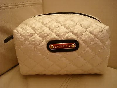 NUEVO WT ANNE KLEIN AK NUBE BOLSA DE MAQUILLAJE COSMÉTICO MARFIL PERLA ACOLCHADO ARTÍCULOS DE TOCADOR  Foto 1 de 4