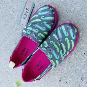 TOMS Little Girls Green Alligator Slip on Shoes Pink Sole Size T11 NWT - Picture 1 of 6