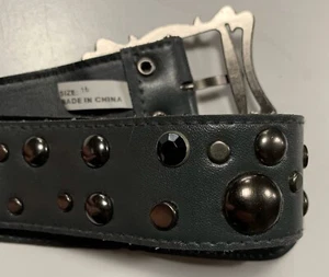 Talla 16 (para mujer, pero ¿quién juzga?) Cinturón de cuero negro con tachuelas negras y plateadas - Imagen 1 de 6