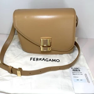 Bolso Bandolera Salvatore Ferragamo Fiamma Cuero Camel con Herrajes Dorados - Imagen 1 de 14