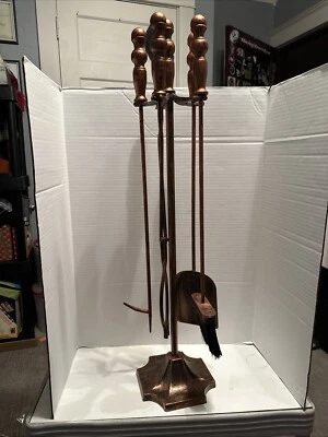 Juego de póker chimenea con soporte. Acabado color cobre. Foto 1 de 4