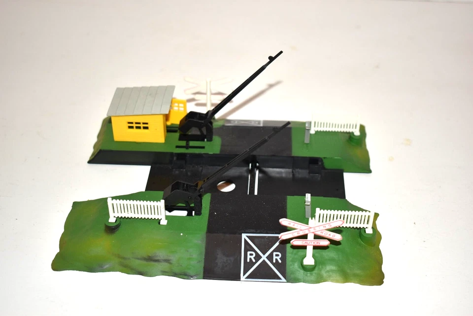Unbranded HO Railroad Grade Crossing Set Model Railroad Layout - Image 1 of 1