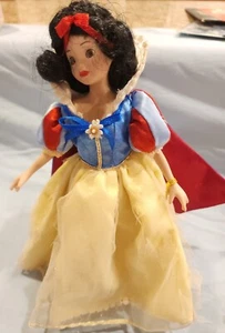 Disney schneeweiße Prinzessin 9 Zoll Porzellan Aufbewahrungspuppe - Bild 1 von 4