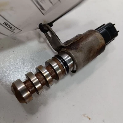 Válvula de control de aceite de engranaje de distribución variable Nissan Altima culata solenoide 2017 Foto 1 de 4