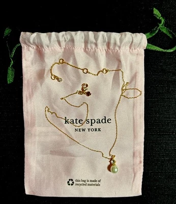 Mini Collar Colgante Kate Spade Perlas de Sabiduría Nueva York Tono Crema y Dorado $69 Foto 1 de 4