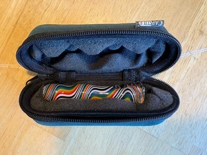 Pipa tabacco compatta 3 pollici vetro One Hitter fumo Rasta Rainbow Swirl con custodia - Foto 1 di 9