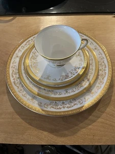 gold rim Royal Doulton BELMONT 5 Pc Place Setting - Picture 1 of 4