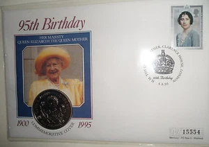 ERSTER TAG MÜNZBRIEF £5 DIE KÖNIGIN MÜTTER 95. GEBURTSTAG GUERNSEY £5 MÜNZE - Bild 1 von 1