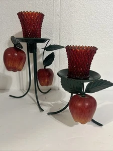 Bezaubernde Vintage Kerzenständer aus Metall schwarz mit 3 hängenden Äpfeln, rotes Glas - Bild 1 von 7