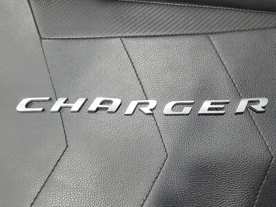 Cargador Dodge 2015-2021 placa de identificación emblema insignia plata satinada cargador OEM Mopar Foto 1 de 3