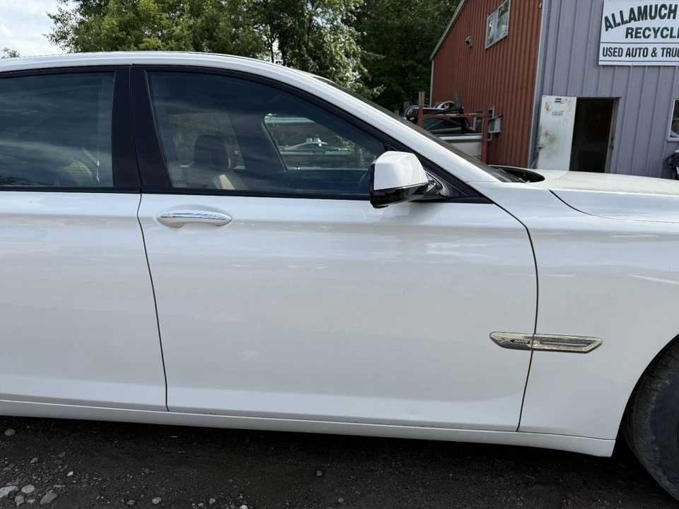 BMW 750i 2009-2015 puerta delantera derecha del lado del pasajero blanca Foto 1 de 4