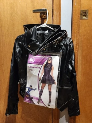 Disfraz DC Catwoman Adulto Pequeño + Accesorios Añadidos: Orejas, Chaqueta y Cinturón Foto 1 de 4