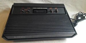 Atari 2600 4 Switch Schwarz Vader Konsole NUR FÜR TEILE - Bild 1 von 7