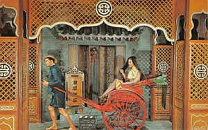 Postkarte ca: World of Suzy Wong, Movieland Wax Museum, Buena Park, 50er Jahre - Bild 1 von 2