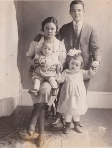 1923 Press Photo Flyweight Champion Frankie Genaro with his Family in New York - Picture 1 of 2