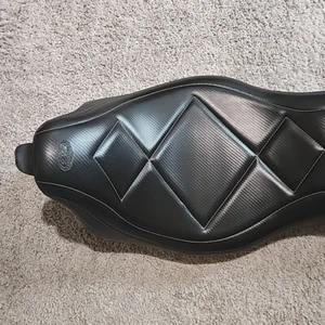 Mustang Super Tripper 2-Up Seat (#75202) – Carbon Style Vinyl, Harley Touring 20 - Bild 1 von 16