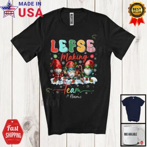 Lefse Making Team; Fantástico Navidad Tres Gnomos; Camiseta Panadero Nombre Personalizado - Imagen 1 de 7