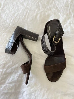 SALVATORE FERRAGAMO | TALLA 7.5 | Sandalias Tacones Gamuza Cocodrilo Cuero Repujado Foto 1 de 4