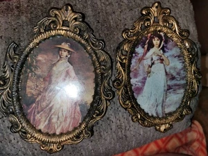 Set 2 cornici portafoto vintage vittoriane in plastica tono oro con stampe - Foto 1 di 5