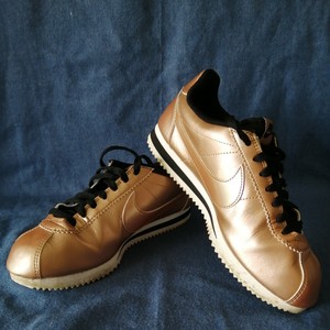gold nike trainers